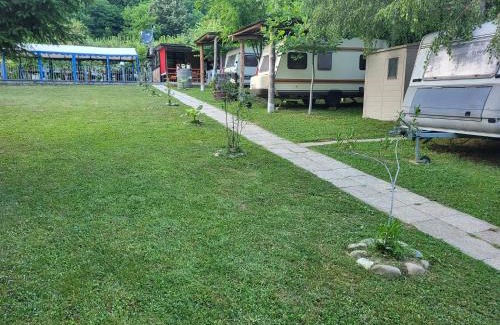 Ljubovija Otro | Kamp prikolica četvorokrevetna