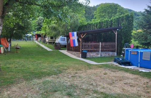 Ljubovija Otro | Kamp prikolica četvorokrevetna