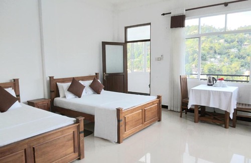 Kandy Cabina | Kandy Lake Edge