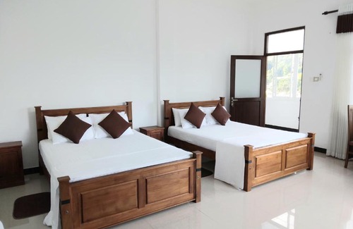 Kandy Cabina | Kandy Lake Edge
