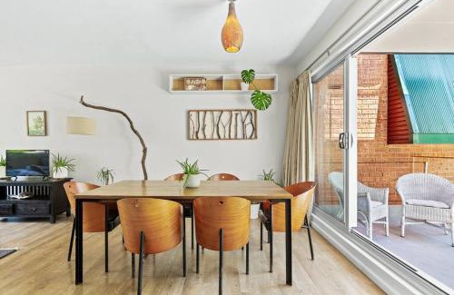 Manly Apartamento | 'Kangaroo Corner' Coastal Charm & Midcentury Flair