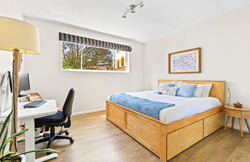 Manly Apartamento | 'Kangaroo Corner' Coastal Charm & Midcentury Flair