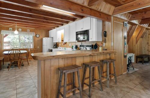 Summit Estates Casa | Kapers - Located in a beautiful quiet area of Big Bear Lake, walking distance to Snow Summit!