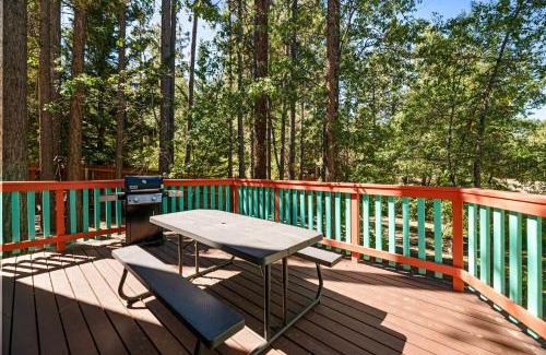 Summit Estates Casa | Kapers - Located in a beautiful quiet area of Big Bear Lake, walking distance to Snow Summit!