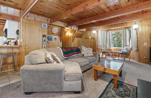 Summit Estates Casa | Kapers - Located in a beautiful quiet area of Big Bear Lake, walking distance to Snow Summit!