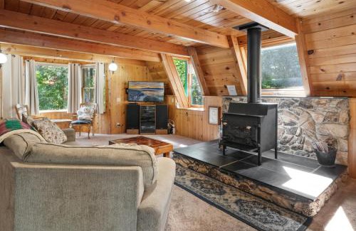 Summit Estates Casa | Kapers - Located in a beautiful quiet area of Big Bear Lake, walking distance to Snow Summit!