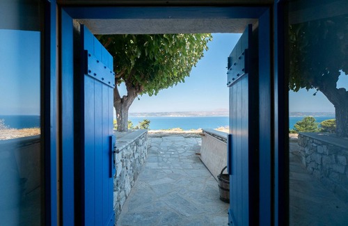 Kalyves Apartamento | Karavos View - A unique artists' hideaway Paradise