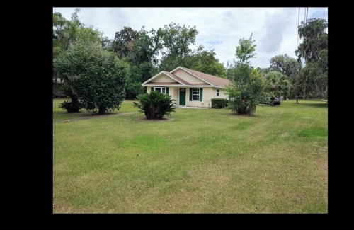 Darien Casa | Karen’s Cove Charming 2-bedroom house in terrific Darien with WiFi, AC