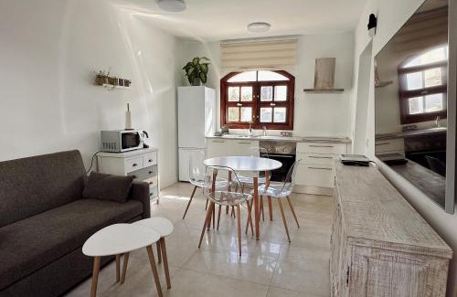 Playa Honda Apartamento | Karibu by Kamili Lanzarote