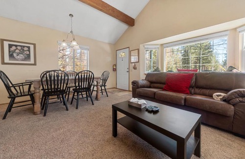 Big Bear Lake Casa | Karin's Cottage - Close to Bear Mountain and Snow Summit