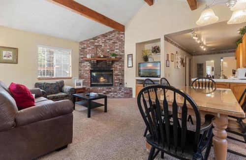 Big Bear Lake Casa | Karin's Cottage - Close to Bear Mountain and Snow Summit
