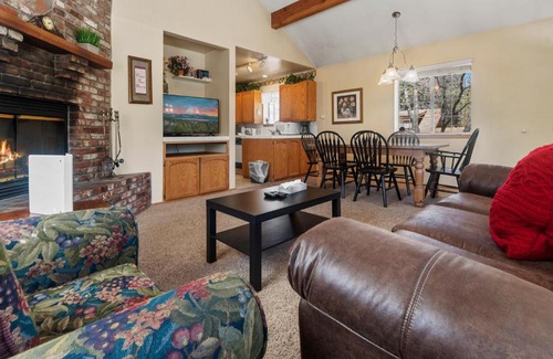 Big Bear Lake Casa | Karin's Cottage - Close to Bear Mountain and Snow Summit
