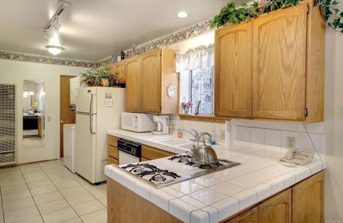 Big Bear Lake Casa | Karin's Cottage - Close to Bear Mountain and Snow Summit
