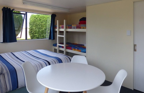 Karitane Apartamento | Karitane absolute-seaside self-contained family holiday studio, 2 adults, 2 kids