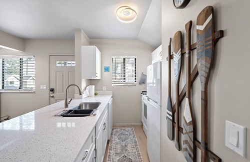 SeaTac Cabaña | Karmen’s Lake Cottage C