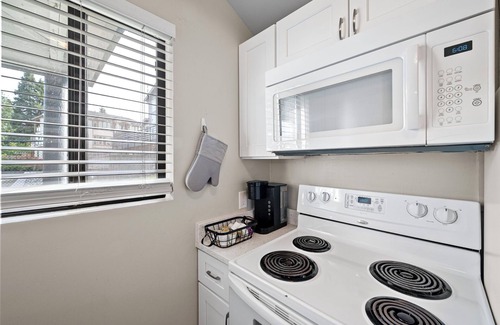 SeaTac Cabaña | Karmen’s Lake Cottage C