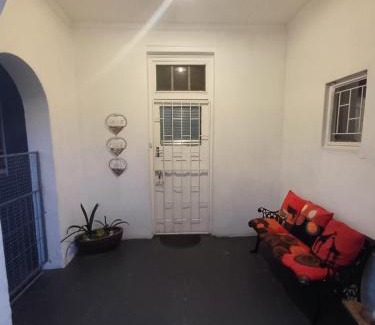 Oudtshoorn Villa | Karoo Refresh Cheerful 2 Bedroom House