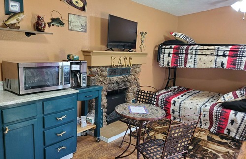 Mountain Home Cabina | Karr's Critter Kamp - only 1 mile to trout fishing!