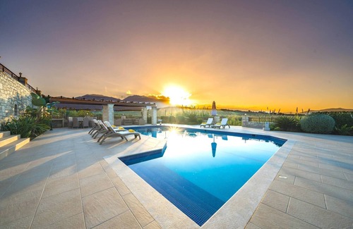 Filaki Villa | Karyo Villa, 4 dormitorios, a 3 minutos a pie de la playa.
