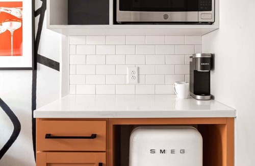 Dilworth Apartamento | Kasa | Cozy space with funky decor + in-unit Keurig | Charlotte