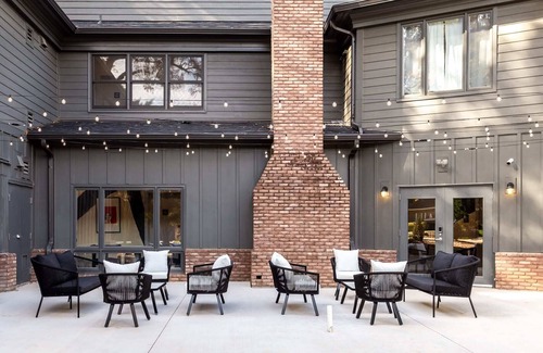 Dilworth Apartamento | Kasa | Cozy space with funky decor + in-unit Keurig | Charlotte