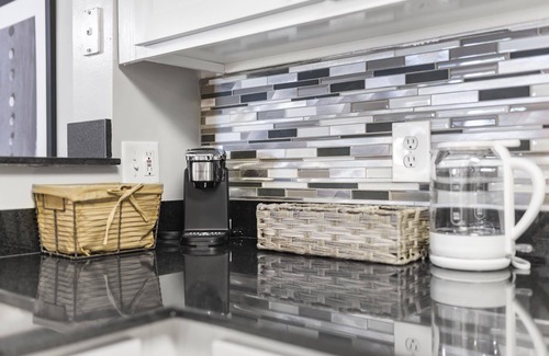 Delray Beach Apartamento | Kasa | Inviting 1 BD + Pool Access | Delray Beach