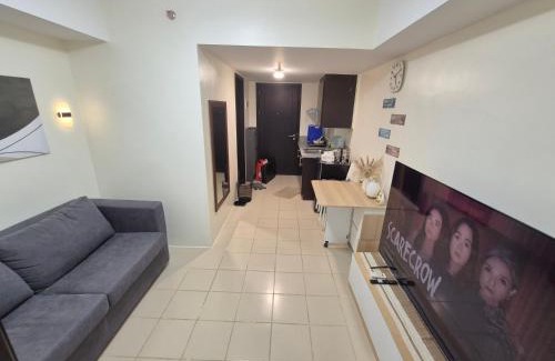 Ugong Apartamento | Kasara Urban Resort Elly's Pad with balcony