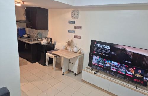 Ugong Apartamento | Kasara Urban Resort Elly's Pad with balcony