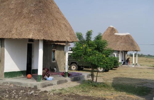 Kasese Cabina | Kasenyi Lake Retreat Lodges & Campsite