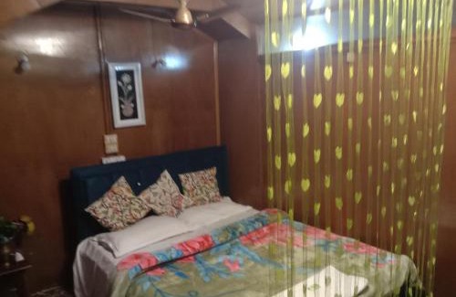 Dal Lake Hotel | Kashmir View group of Houseboat