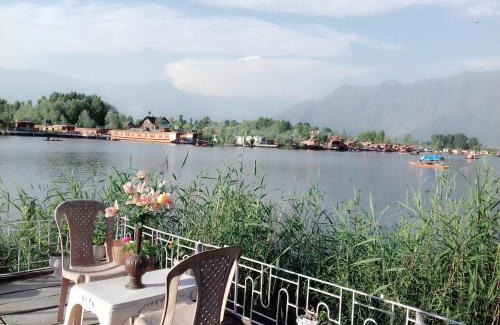 Dal Lake Hotel | Kashmir View group of Houseboat
