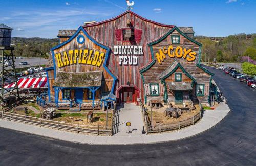 Sevierville Casa | Kate's Cabin - 3 min to Dollywood! Cabin with Hot tub, Game Room, and Resort Pool!