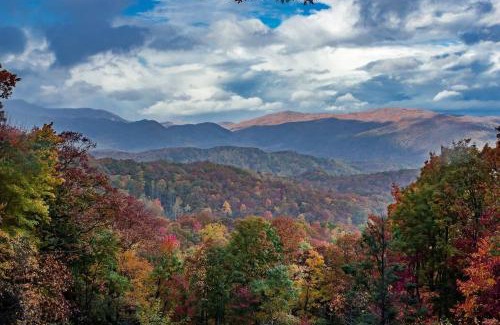 Sevierville Casa | Kate's Cabin - 3 min to Dollywood! Cabin with Hot tub, Game Room, and Resort Pool!