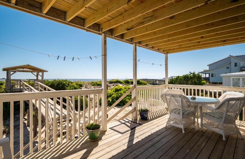 Caswell Beach Casa | Katie Lou's Place by Oak Island Accommodations