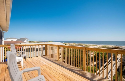 Caswell Beach Casa | Katie Lou's Place by Oak Island Accommodations