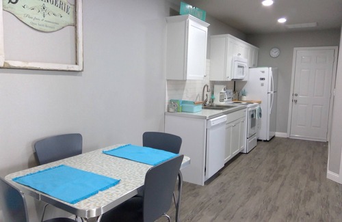 Turner Park Cabaña | Katies Kottage # 2: 1938 Renovado Midtown Gingerbread Charmer