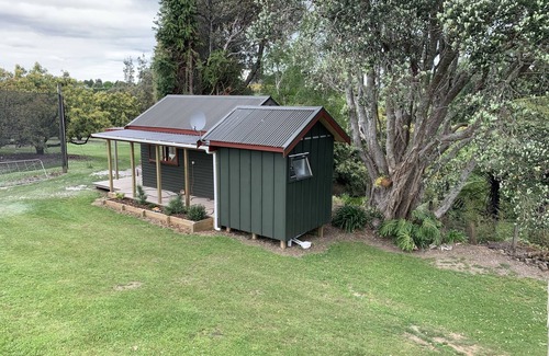 Aongatete Cabina | Katikati Fully Self-Contained cabin on an avocado orchard