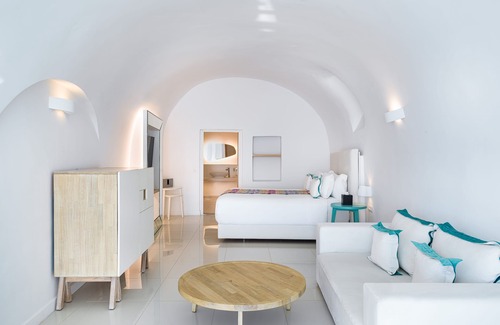 Imerovigli Hotel | Katikies Chromata Santorini - The Leading Hotels of the World