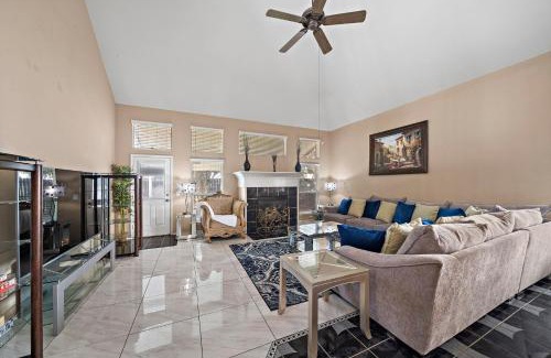 Barker Casa | Katy Getaway Game Room Bbq Yard Sleeps 16