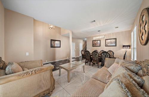 Barker Casa | Katy Getaway Game Room Bbq Yard Sleeps 16