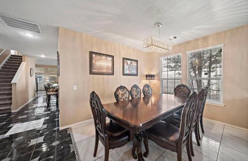 Barker Casa | Katy Getaway Game Room Bbq Yard Sleeps 16