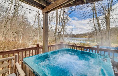 East Stroudsburg Casa | Kayaks and Lake Access Poconos Gem with Hot Tub