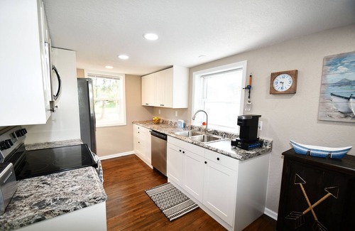 Lindstrom Casa | Kayaks - Firepit - Dock - Fishing & more!