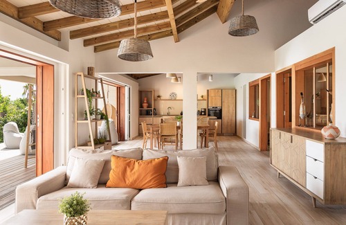 Cul de Sac Villa | Nueva luminosa villa contemporánea, vista al mar, jardín privado en una comunidad cerrada