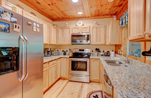 Vilas Cabina | Kaylee's Kabin is a 2BR 2B log cabin located in Valle Crucis. Peaceful, private and pet friendly!