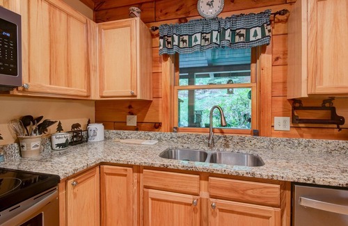 Vilas Cabina | Kaylee's Kabin is a 2BR 2B log cabin located in Valle Crucis. Peaceful, private and pet friendly!