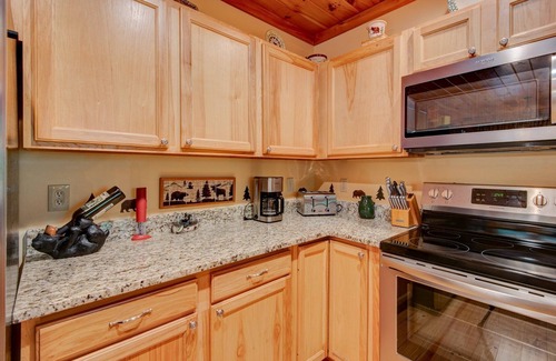 Vilas Cabina | Kaylee's Kabin is a 2BR 2B log cabin located in Valle Crucis. Peaceful, private and pet friendly!
