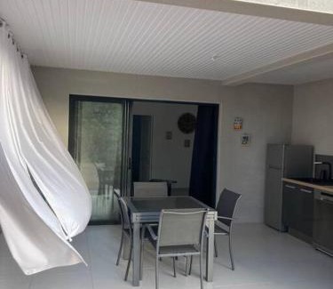Le Lamentin Apartamento | KAZ'ANTILLAISE APPT AVEC PISCINE TI MAEVA 3/4P. LE LAMENTIN