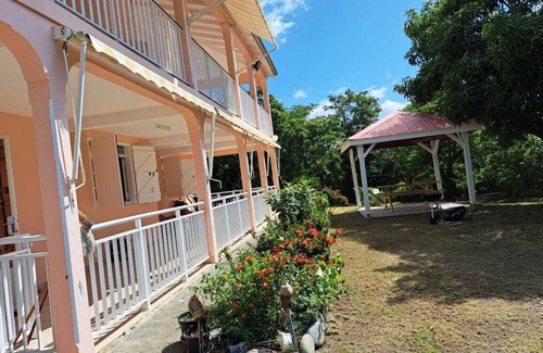 Bouillante Villa | "Kazafwi péyi" (the house of local fruit)