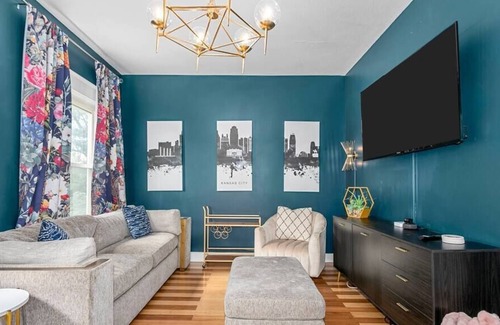 Midtown - Westport Casa | KC Cosmopolitan Chic: Your Stylish Stay